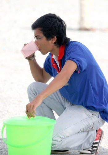 10g53, tranh thủ uống vội cốc nước mát giải nhiệt - Ảnh: Khểnh Media