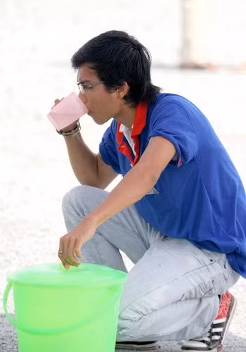 10g53, tranh thủ uống vội cốc nước mát giải nhiệt - Ảnh: Khểnh Media