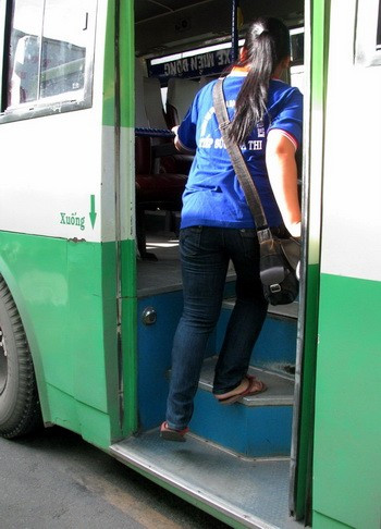 Nhà xa nên các bạn càng vội vã ra các điểm thi, bến xe để làm nhiệm vụ - Ảnh: Ngọc Thảo