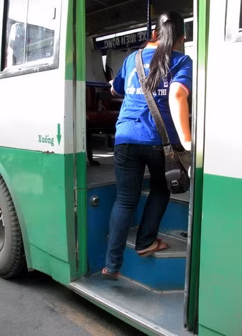 Nhà xa nên các bạn càng vội vã ra các điểm thi, bến xe để làm nhiệm vụ - Ảnh: Ngọc Thảo