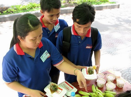 11g55, trong lúc nhóm này làm nhiệm vụ thì nhóm khác nhanh chóng sắp xếp phần ăn trưa để kịp cho ca chiều - Ảnh: Ngọc Thảo