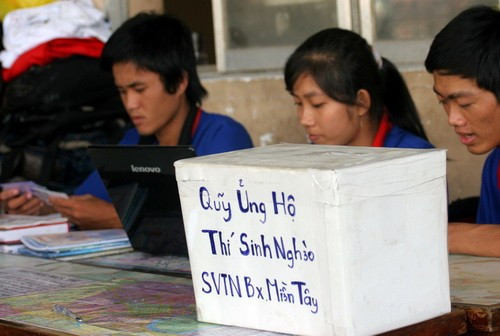 Chiếc thùng chứa đầy thương yêu dành cho thí sinh - Ảnh: Khểnh Media