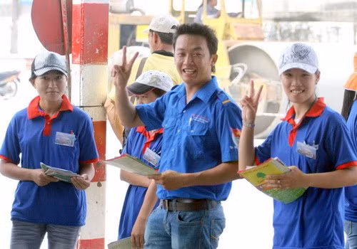 16g, gần kết thúc một ngày làm việc vất vả dưới cái nắng nóng của đất Sài Gòn, nhưng nụ cười vẫn nở trên môi các cậu bạn, cô bạn áo xanh - Ảnh: Khểnh Media