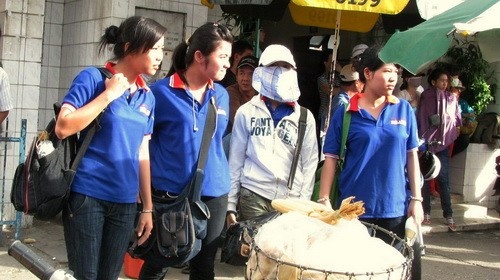 6g10 sáng, từ khắp các bến xe buýt trong thành phố, nhiều nhóm tình nguyện viên (TNV) bắt đầu ngày mới - Ảnh: Ngọc Thảo