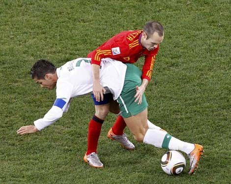 Ronaldo luôn bị các cầu thủ của TBN kèm chặt.