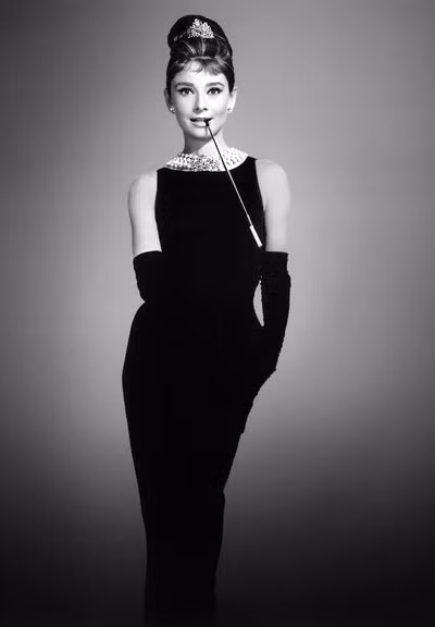 1. Audrey Hepburn. Minh tinh nổi tiếng của "Breakfast at Tiffany''s" là nhan sắc để lại nhiều ấn tượng nhất trong thế kỷ 20. Chiếc đầm đen sang trọng bà mặc trong phim này đã trở thành bộ trang phục đi vào lịch sử của màn ảnh rộng. Ảnh: audreyhepburn.