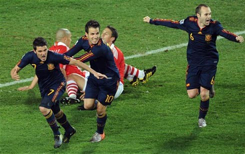 Tây Ban Nha một lần nữa phải nhờ đến khoảnh khắc lóe sáng của Villa (bên trái) để giành thắng lợi. Ảnh: AFP. Tây Ban Nha một lần nữa phải nhờ đến khoảnh khắc lóe sáng của Villa (bên trái) để giành thắng lợi. Ảnh: AFP.