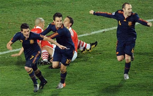 Tây Ban Nha một lần nữa phải nhờ đến khoảnh khắc lóe sáng của Villa (bên trái) để giành thắng lợi. Ảnh: AFP.