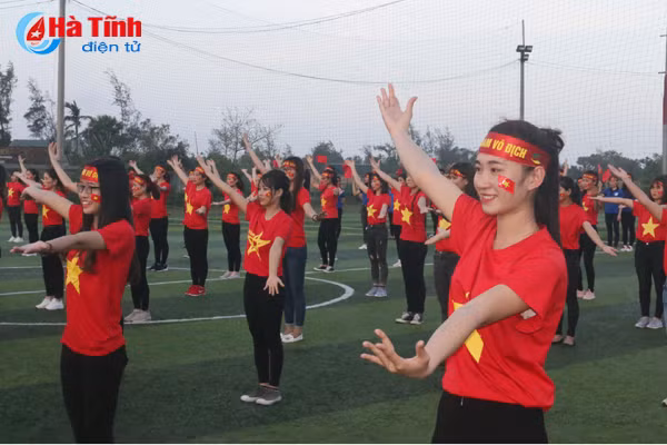 video 300 sv dai hoc ha tinh nhay flashmob co vu u23 viet nam