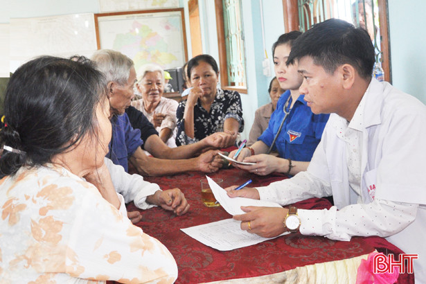 gan 400 nguoi dan huong khe duoc kham cap thuoc mien phi