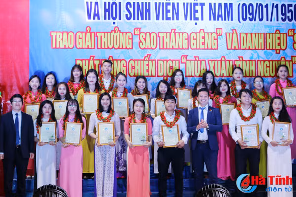 vinh danh 49 sinh vien 5 tot sao thang gieng