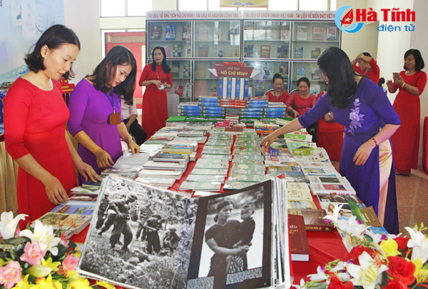 ngay sach viet nam tai ha tinh phuc vu ban doc hon 2 000 dau sach