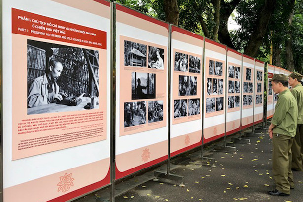 Các cựu chiến binh tham quan triển lãm ngay trong khuôn viên Khu di tích Phủ Chủ tịch. Ảnh: VGP/Nhật Nam trien lam 60 nam nha san bac ho trong khu phu chu tich