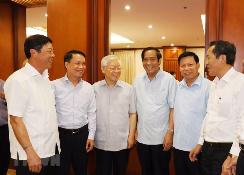 toan canh ngay lam viec thu hai cua hoi nghi trung uong 7