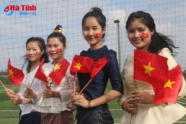 video 300 sv dai hoc ha tinh nhay flashmob co vu u23 viet nam