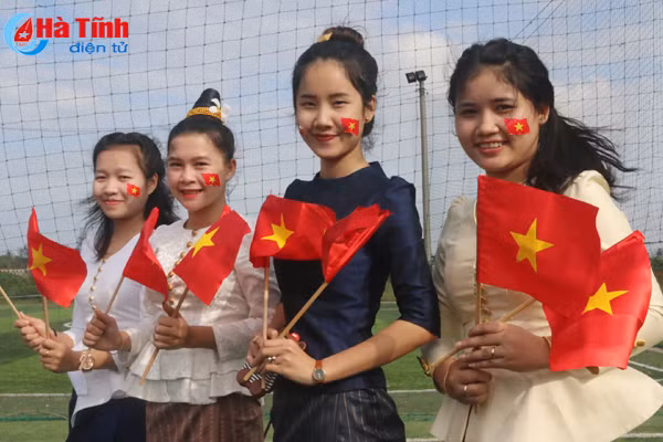 video 300 sv dai hoc ha tinh nhay flashmob co vu u23 viet nam