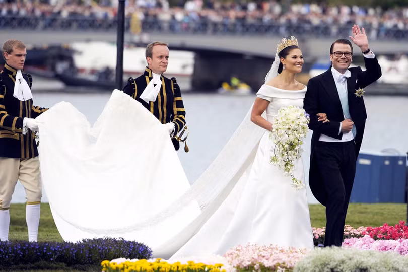 14 mau vay cuoi dep nhat trong lich su hoang gia cac nuoc