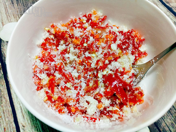 dang mua ca mach cac me them mot cach lam ca phao muoi gion ngon