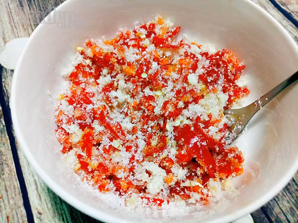 dang mua ca mach cac me them mot cach lam ca phao muoi gion ngon