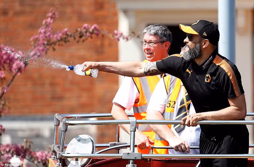 duong pho chuyen mau vang ngay bay soi tro lai premier league