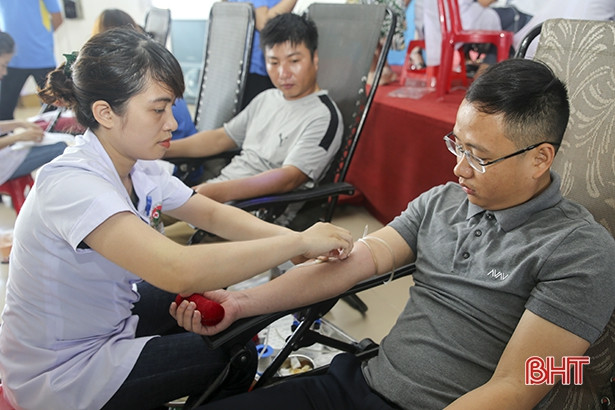 hon 500 can bo doan vien tp ha tinh tham gia hien mau tinh nguyen