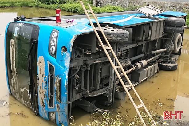 xe khach lao xuong ho hang chuc hanh khach hoang loan