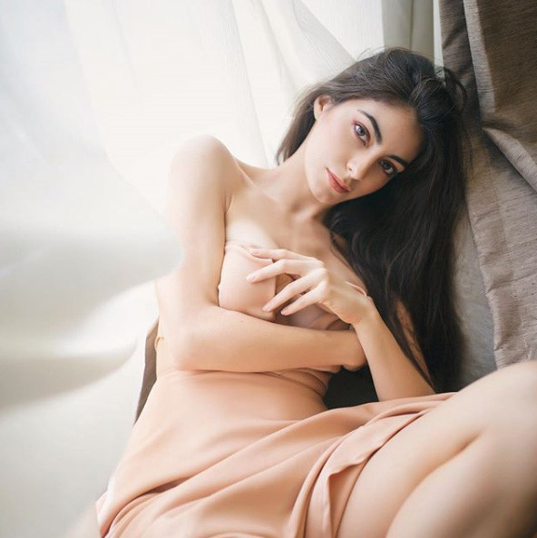 ve dep nong bong cua co gai vua dang quang hoa hau hoan vu ecuador