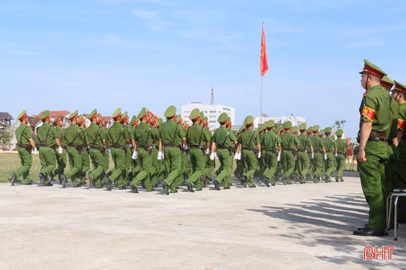 xem chien sy canh sat bieu dien mot minh quat nga nhieu doi tuong pham toi