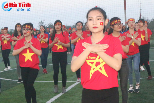 video 300 sv dai hoc ha tinh nhay flashmob co vu u23 viet nam