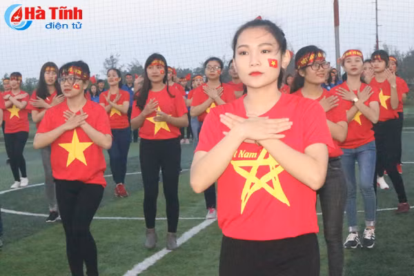 video 300 sv dai hoc ha tinh nhay flashmob co vu u23 viet nam