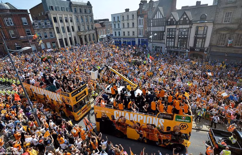 duong pho chuyen mau vang ngay bay soi tro lai premier league