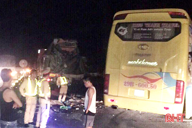 xe khach tong container tai ky anh 2 nguoi chet 7 nguoi bi thuong nang