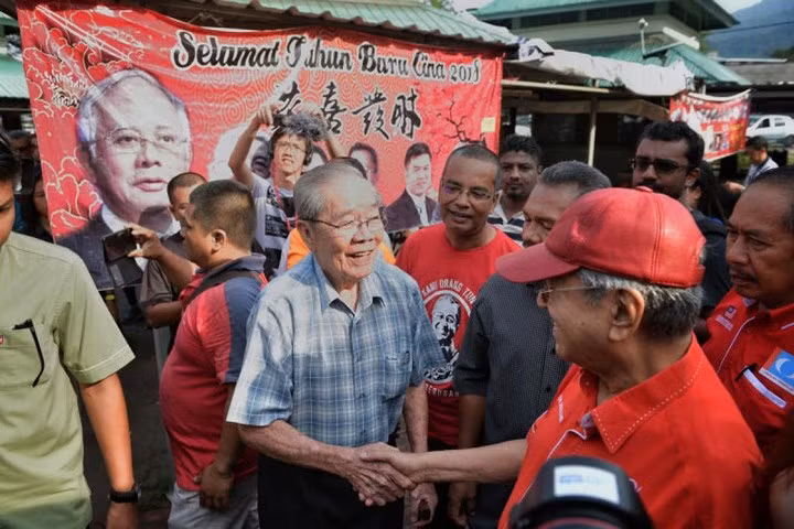 anh suc nong cua bau cu malaysia tang len tung gio