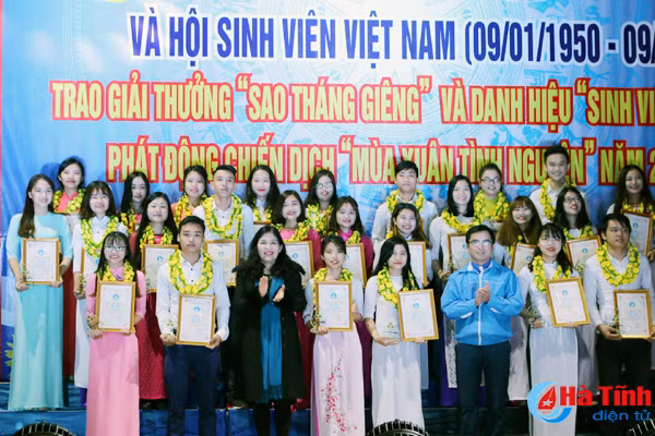 vinh danh 49 sinh vien 5 tot sao thang gieng