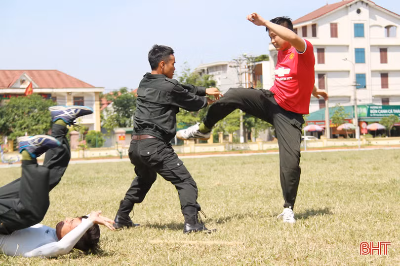 xem chien sy canh sat bieu dien mot minh quat nga nhieu doi tuong pham toi