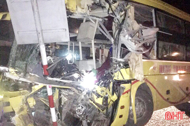 xe khach tong container tai ky anh 2 nguoi chet 7 nguoi bi thuong nang