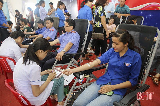 hon 500 can bo doan vien tp ha tinh tham gia hien mau tinh nguyen