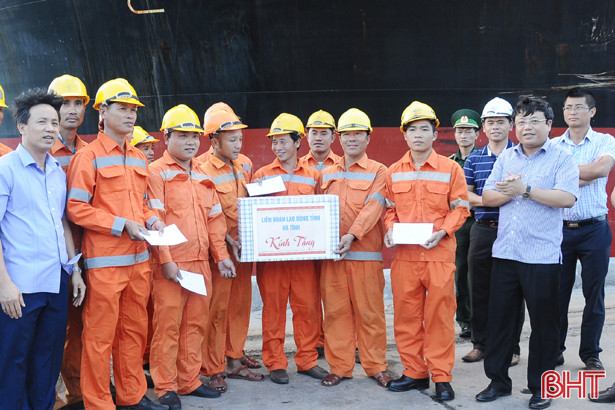 lanh dao ha tinh tham hoi tang qua cong nhan cang vung ang