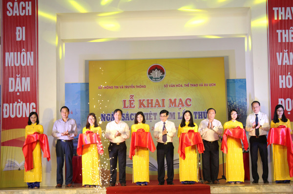 ngay sach viet nam tai ha tinh phuc vu ban doc hon 2 000 dau sach