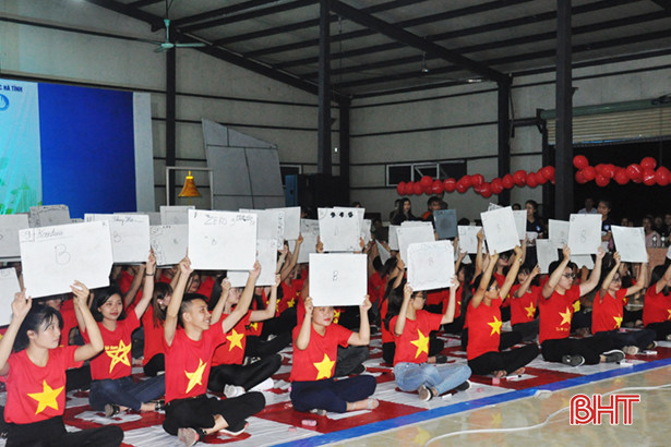 100 sinh viên Đại học Hà Tĩnh “Rung chuông vàng bảo vệ môi trường”