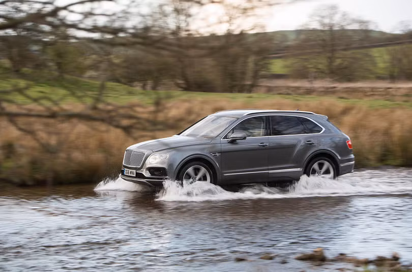 rolls royce cullinan doi thu dang gom cua bentley bentayga