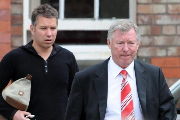 tinh day sau ca phau thuat sir alex ferguson hoi cau khien moi nguoi deu bat ngo