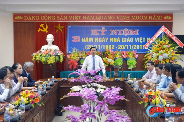 lanh dao tinh chuc mung nganh gd dt cac nha truong nhan ngay 20 11