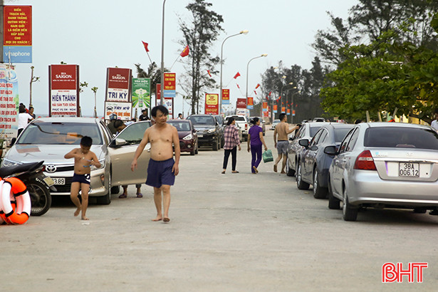 ngay giua tuan du khach van do ve bien thach hai