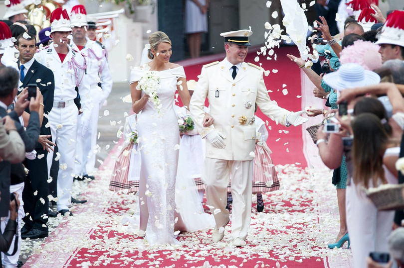 Thân vương phi Monaco Charlene, 2011: Kiểu dáng đơn giản cùng sự tinh tế thể hiện trên từng chi tiết trong bộ váy cưới của công chúa Charlene. Đây là thiết kế cao cấp đến từ nhà mốt Giorgio Armani. Bộ váy được đính kết tỉ mỉ từ 40.000 viên pha lê Swarovski và 20.000 viên ngọc trai, phần đuôi váy kiểu cách dài gần 5 mét. 14 mau vay cuoi dep nhat trong lich su hoang gia cac nuoc