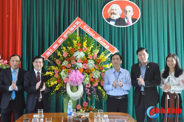 lanh dao tinh chuc mung nganh gd dt cac nha truong nhan ngay 20 11