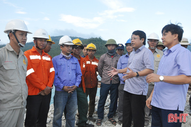 lanh dao ha tinh tham hoi tang qua cong nhan cang vung ang