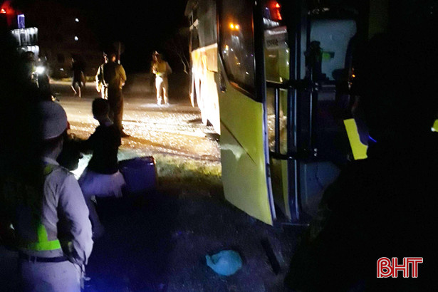 xe khach tong container tai ky anh 2 nguoi chet 7 nguoi bi thuong nang