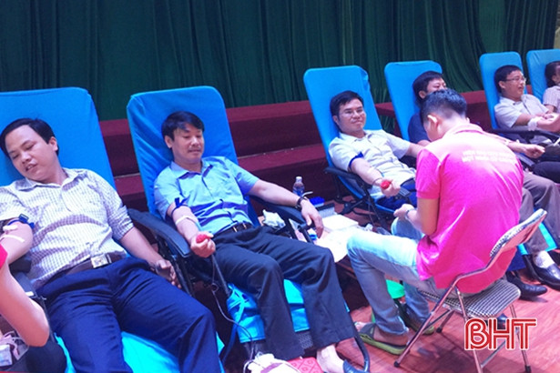 lanh dao thi xa hong linh tham gia hien mau tinh nguyen