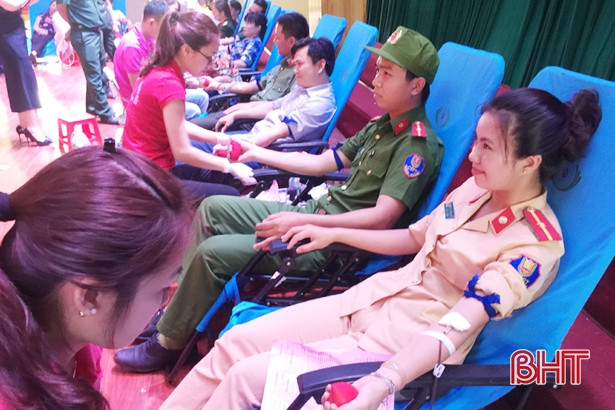 lanh dao thi xa hong linh tham gia hien mau tinh nguyen